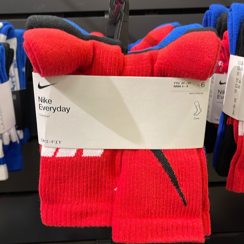 NIKE 
Training Crew Socks (6 Pairs)
Nike Everyday Cushioned
Large - Picture 15 of 16